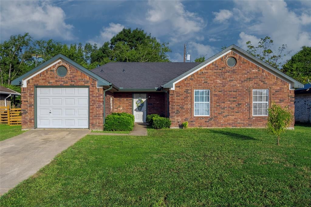 Property Photo:  501 Phillips Circle  TX 75142