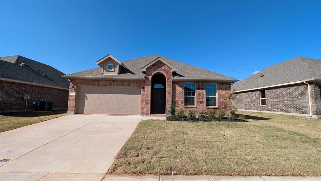 Property Photo: 1316 Bristol Way TX 76048