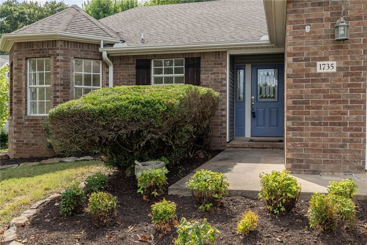 Property Photo: 1735 N Glenbrook Place AR 72701