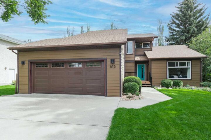 Property Photo:  616 Memorial Avenue  AB T0L 2B0 