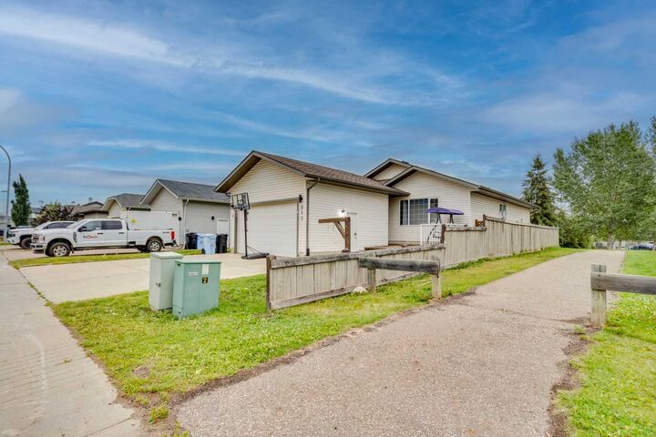 Property Photo:  217 Swanson Crescent  AB T9K 2V9 