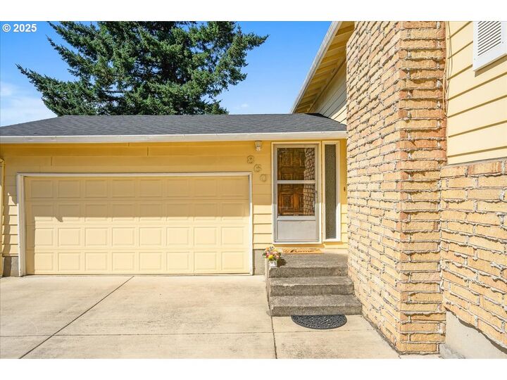 Property Photo: 860 NE 14th Ave OR 97013