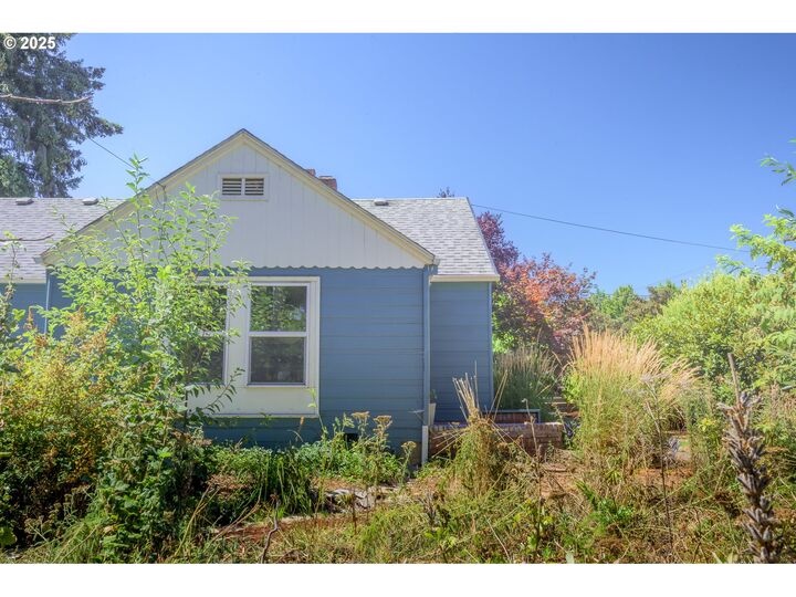 Property Photo: 6604 N Columbia Way OR 97203