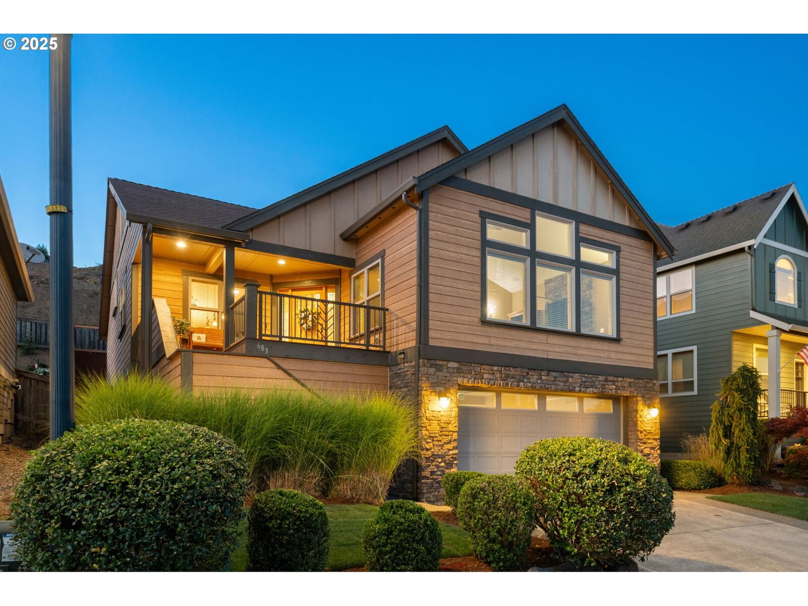 Property Photo:  683 N V St  WA 98671