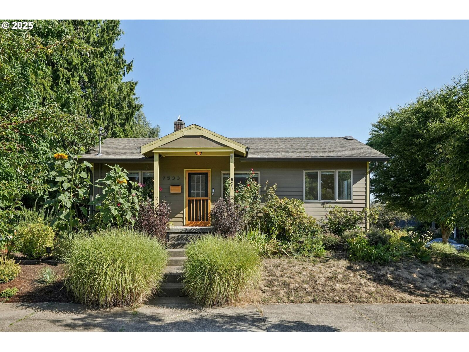 Property Photo:  7533 NE Mason St  OR 97218 