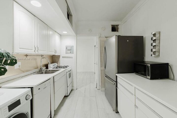 Property Photo: 1555 Pennsylvania Ave 108 FL 33139