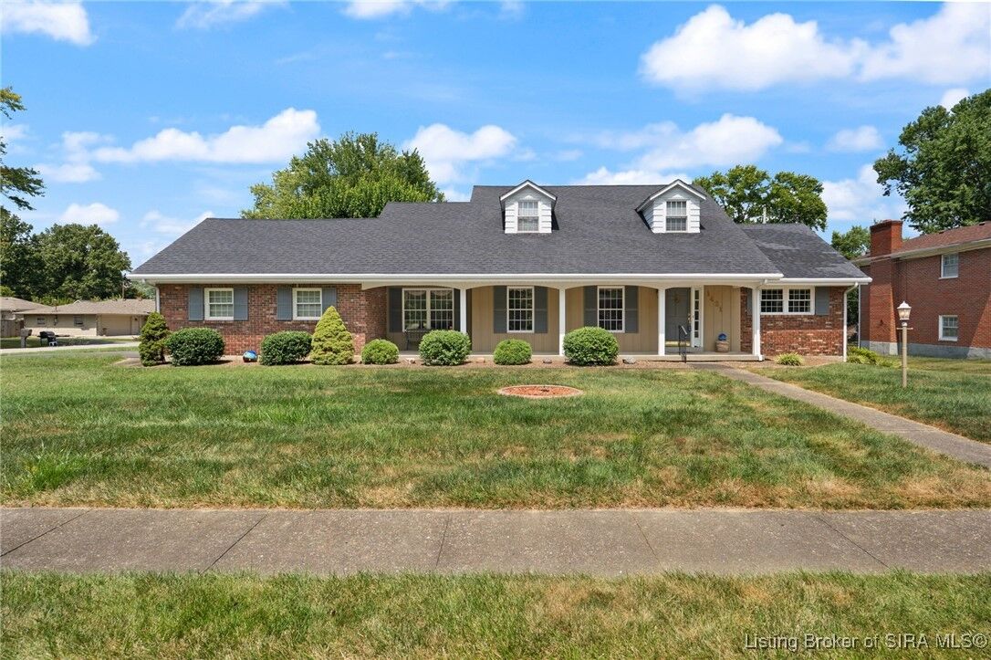 Property Photo: 1421 Bellemeade Drive IN 47150