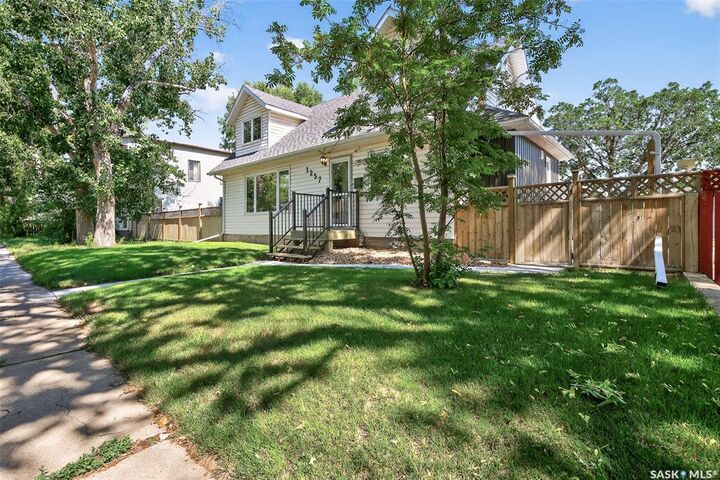 Property Photo:  1257 3rd Avenue NE  SK S6H 1G2 