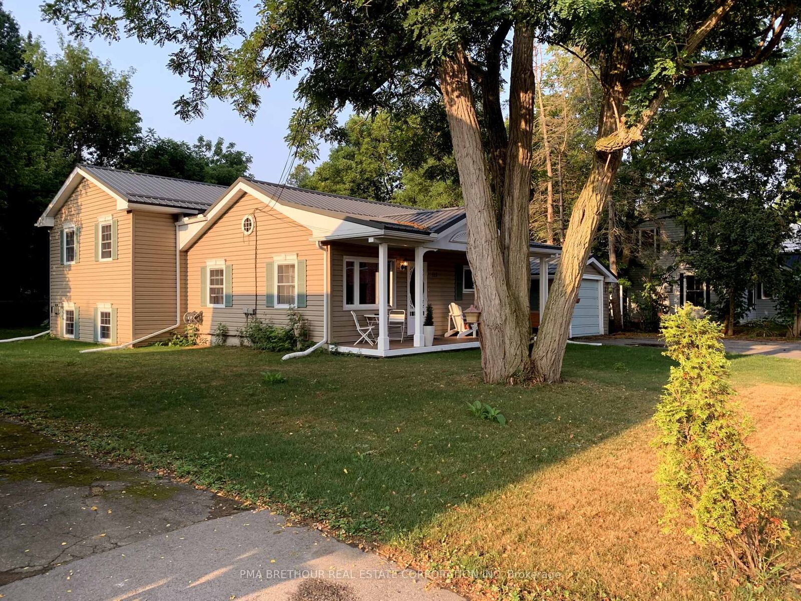 Property Photo:  112 Drummond Street W  ON K0G 1N0