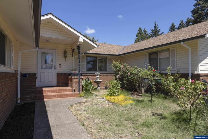Property Photo:  475 SW Monroe St  OR 97378 