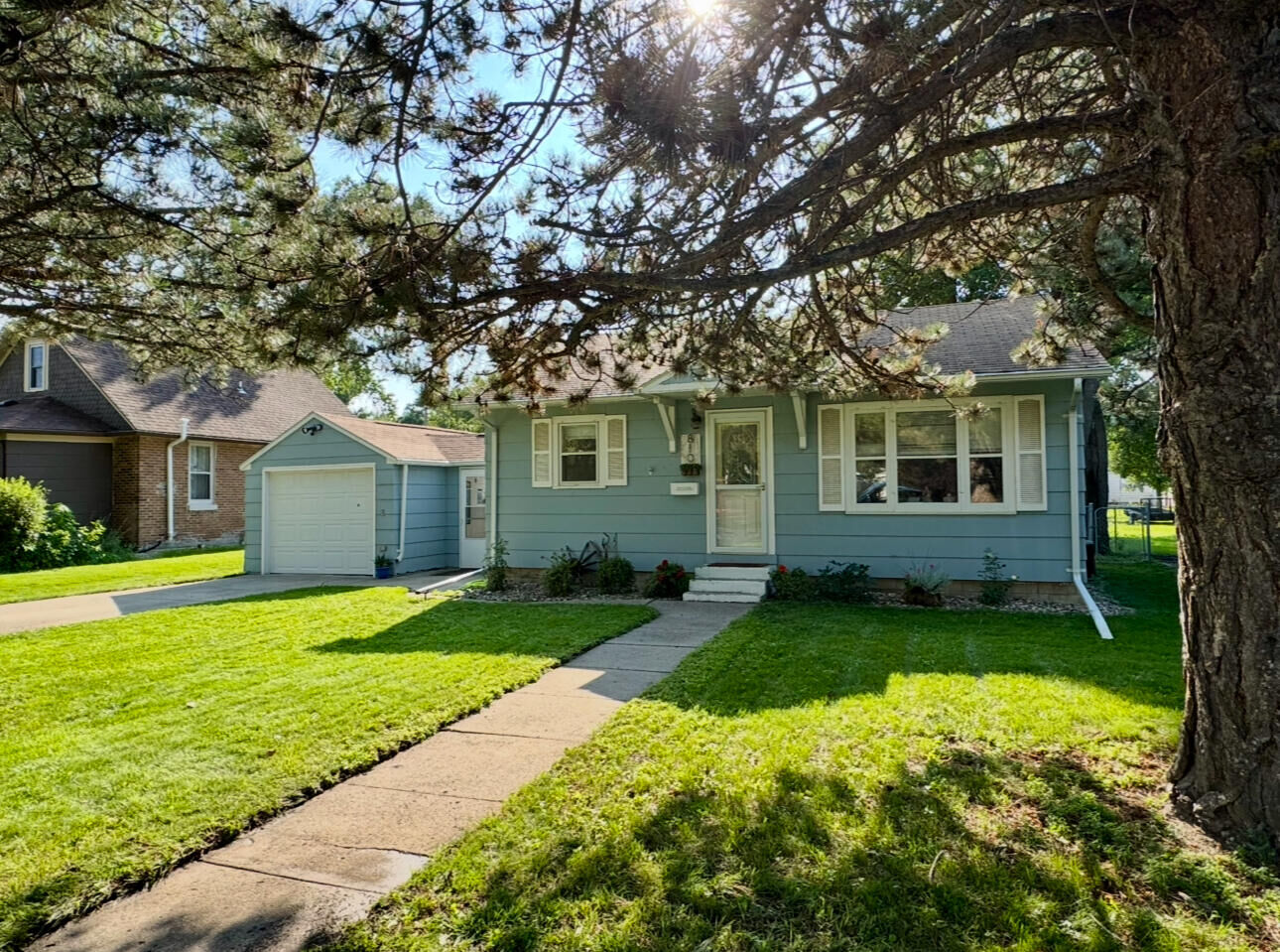 Property Photo:  810 S Merton St  SD 57401 