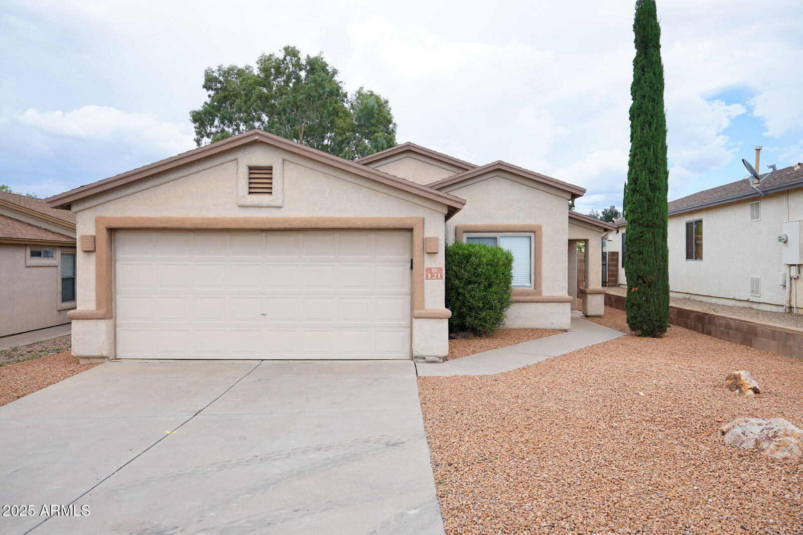 Property Photo:  121 N Avellino Place  AZ 85635 