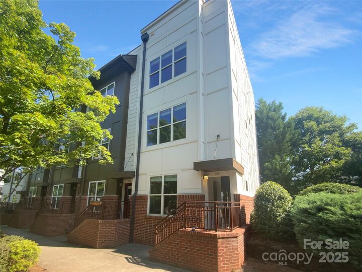 1031 Skyline View Way  Charlotte NC 28204 photo