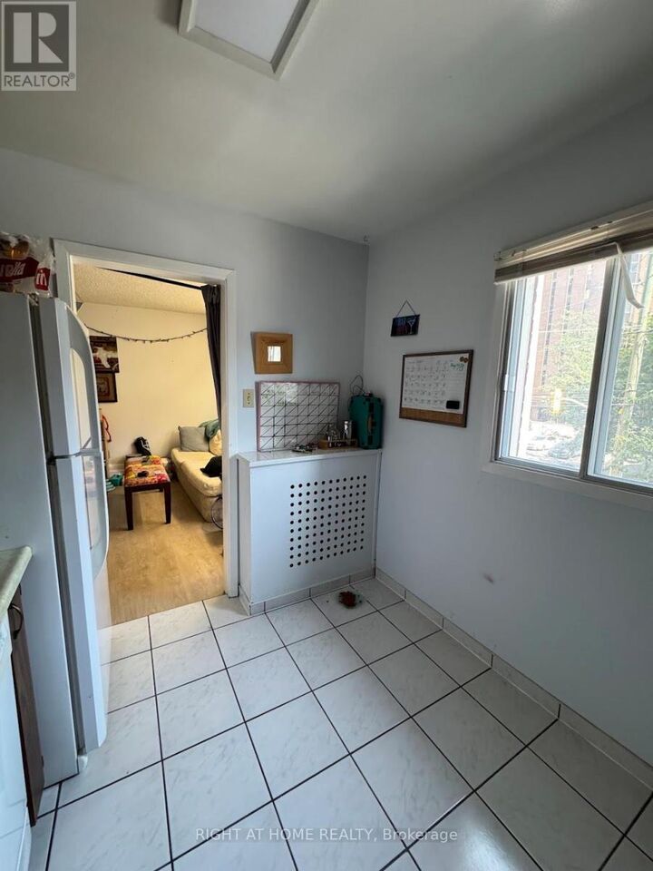 Property Photo:  222 Lyon Street North 2  ON K1R 5V9 