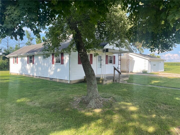 Property Photo:  1597 County Road 350N  IL 62428 