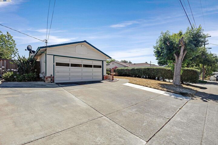 Property Photo:  967 Miranda Way  CA 94550 