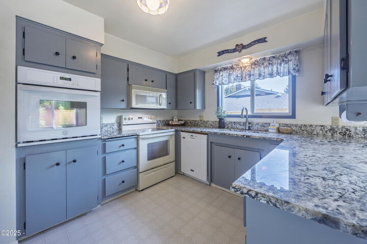 Property Photo:  3030 NE 32nd Drive  OR 97367 