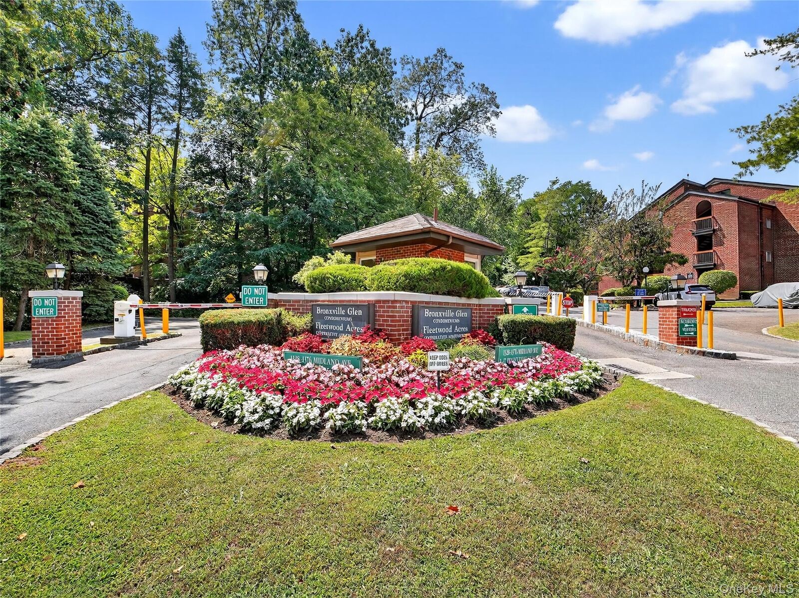 Property Photo:  1348 Midland Avenue 5M  NY 10708 