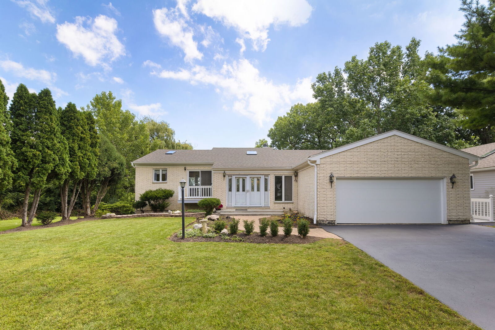 Property Photo: 2027 Alta Vista Drive IL 60087