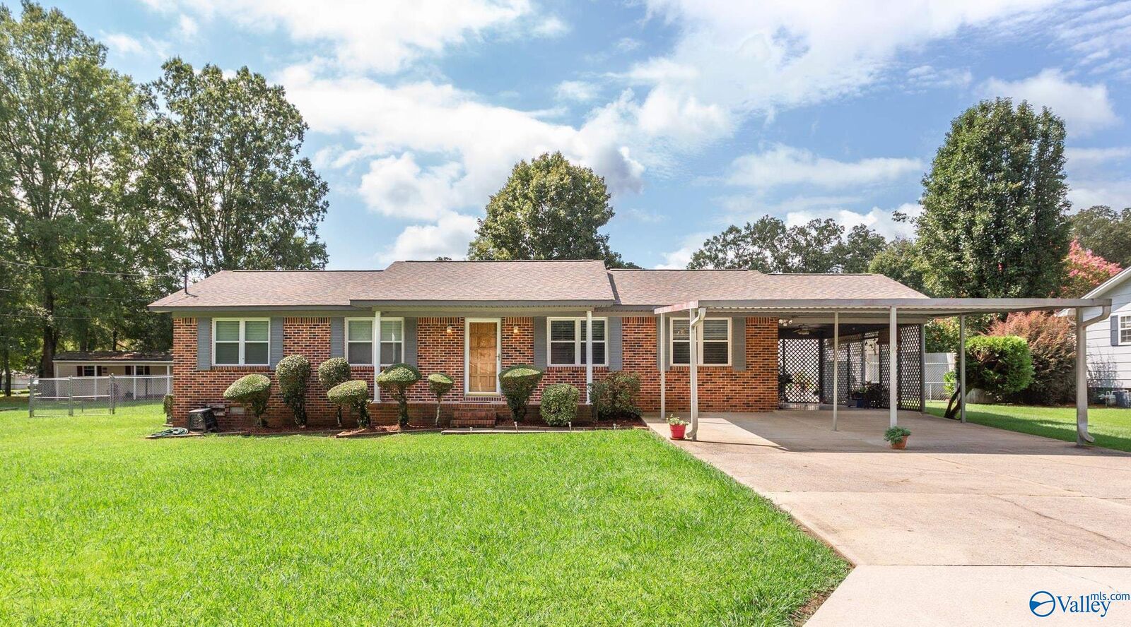 Property Photo: 205 Brentwood Drive AL 35901