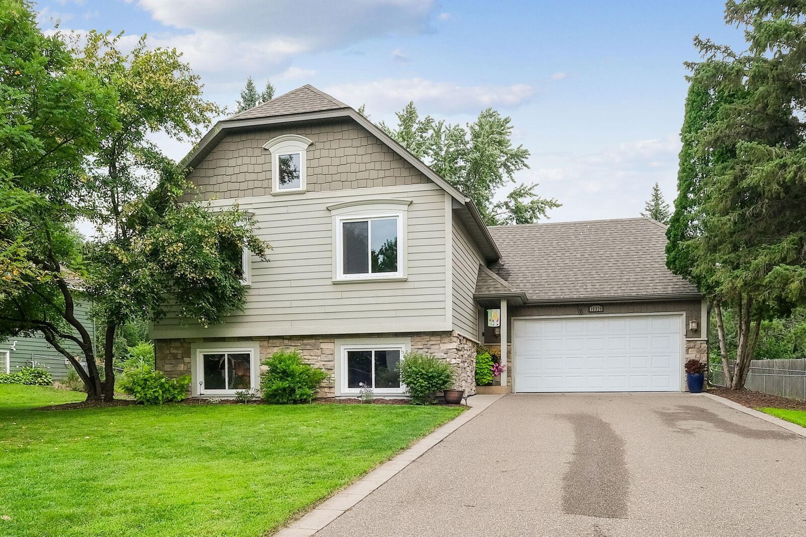 Property Photo:  16320 Sheldon Avenue  MN 55344 