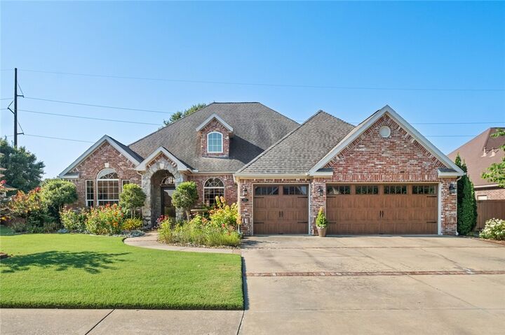 Property Photo:  903 SW Edinburgh Avenue  AR 72713 