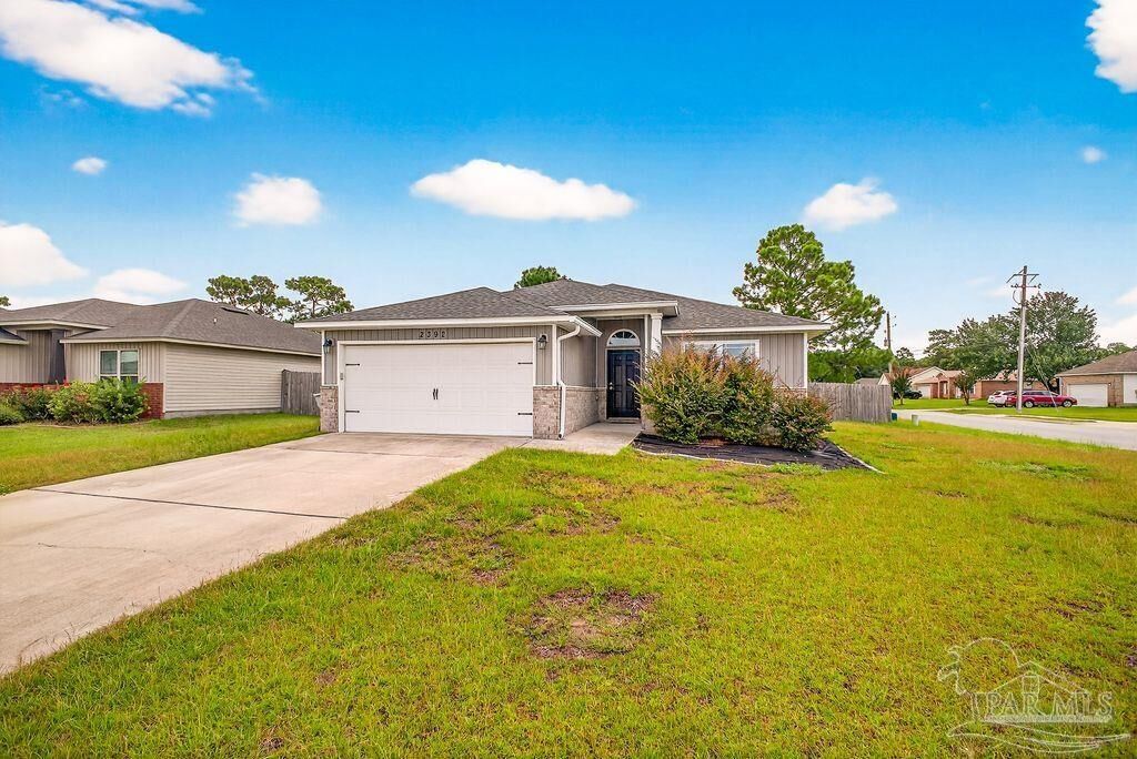 Property Photo: 2392 Spur Ln FL 32563