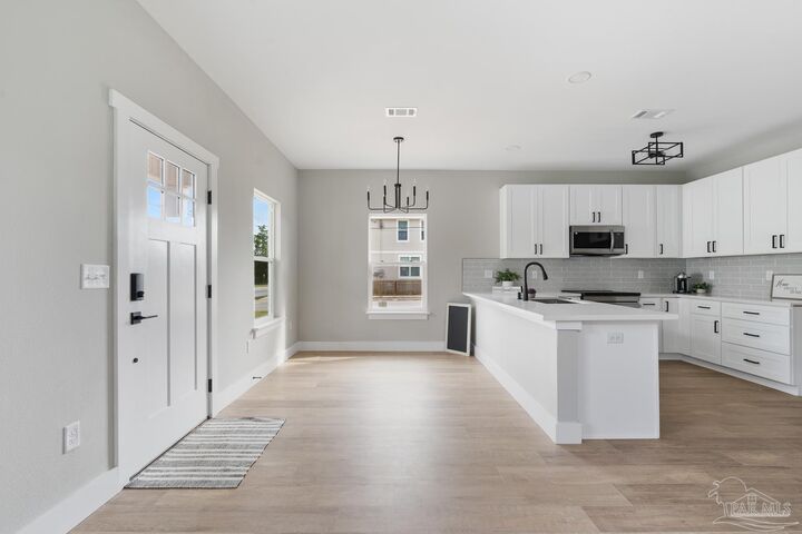 Property Photo:  609 N E St  FL 32501 