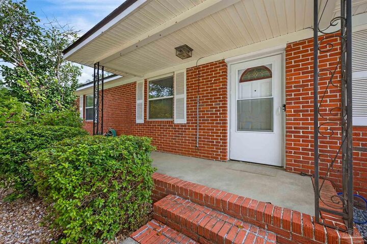 Property Photo: 2151 W Detroit Blvd FL 32534