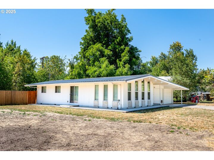 Property Photo:  620 E 33rd Ave  OR 97405 