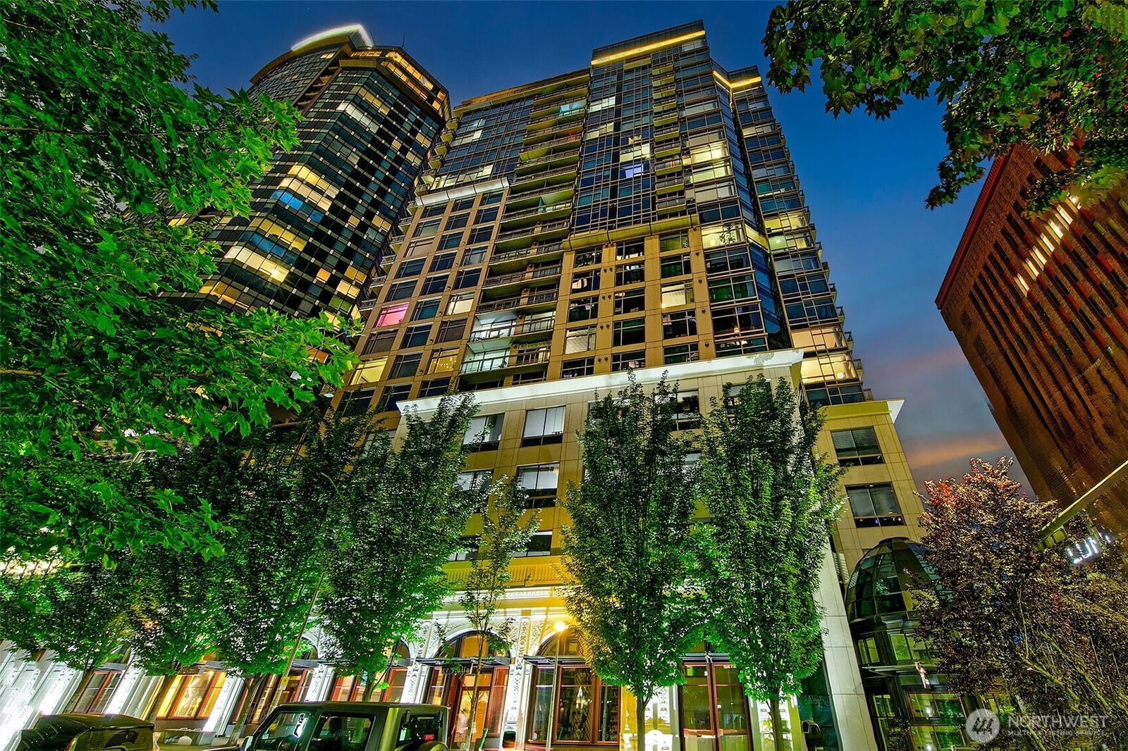 Property Photo:  2033  2nd Avenue 1407  WA 98121 
