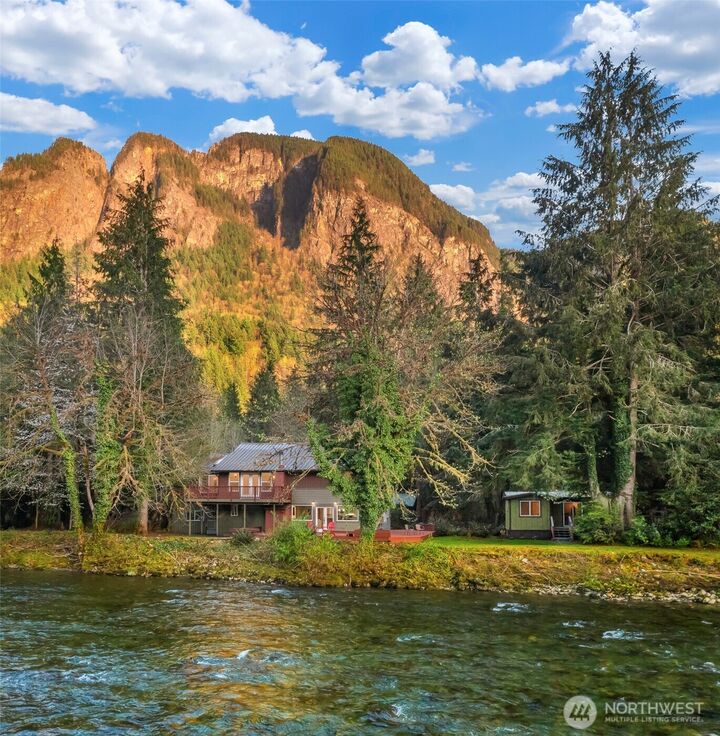 Property Photo:  7517  Moon Valley Road SE  WA 98045 