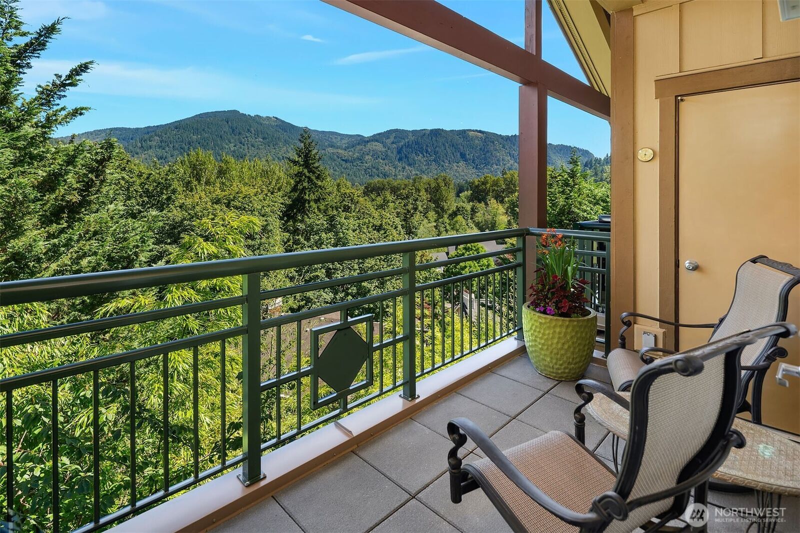 Property Photo: 1000 Cabin Creek Lane SW D302 WA 98027