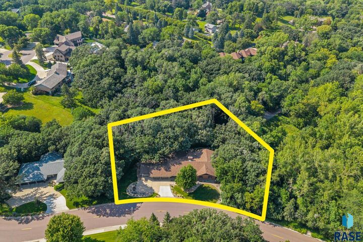 Property Photo: 1004 E Tomar Rd SD 57105