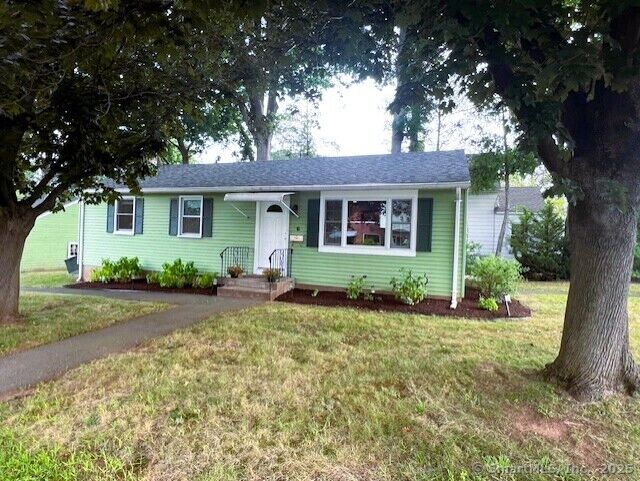 Property Photo:  6 Center Court  CT 06111 