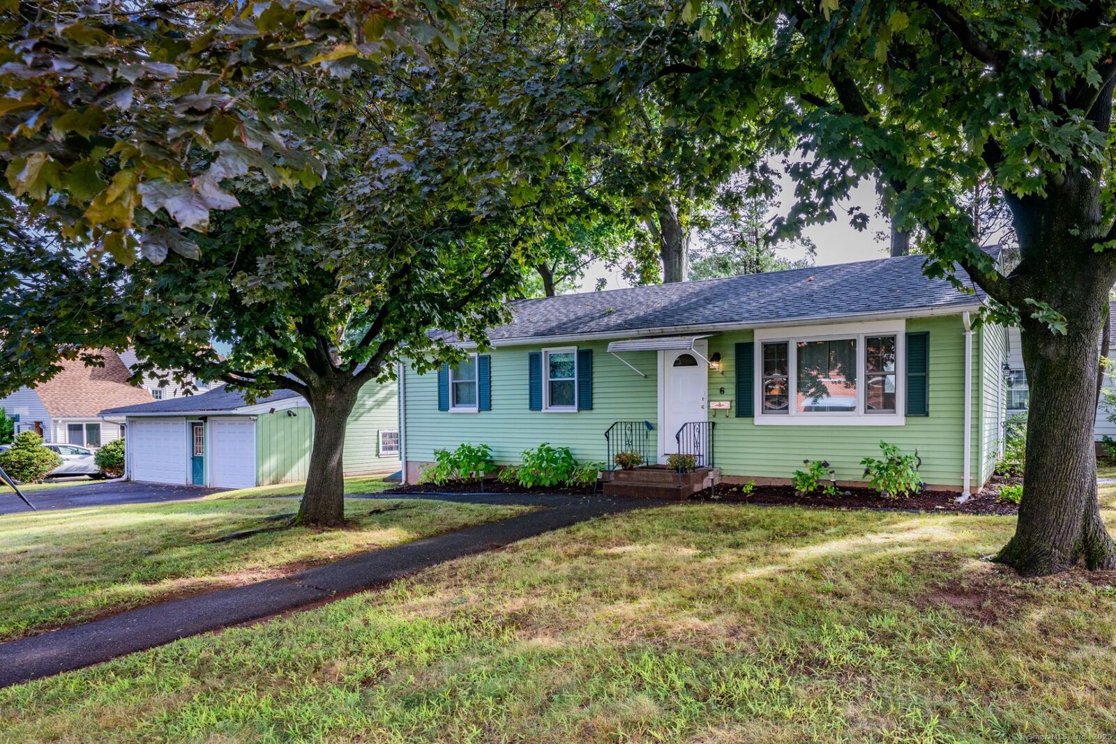 Property Photo: 6 Center Court CT 06111