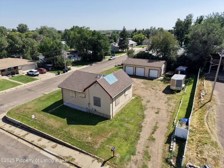Property Photo: 255 7th Ave. E ND 58601