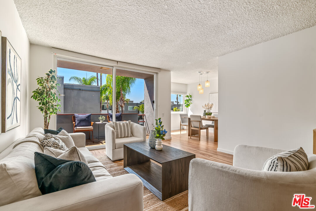 Property Photo: 4915 Tyrone Ave CA 91423