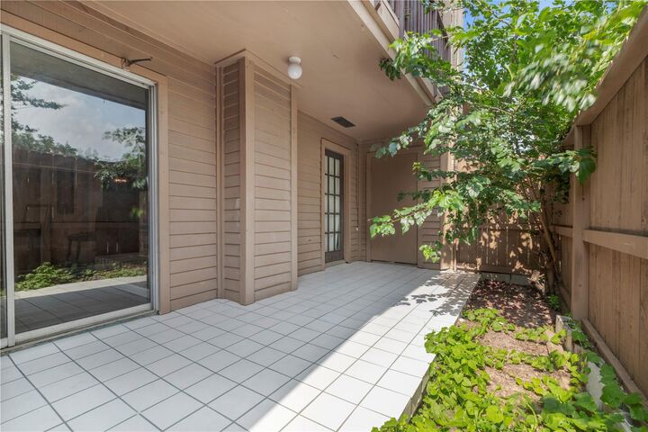 Property Photo: 10555 Turtlewood Court 414 TX 77072