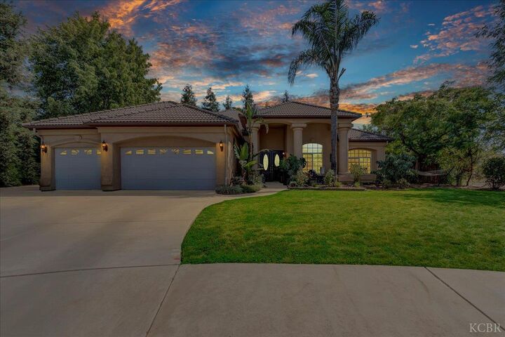 Property Photo: 1189 E Fairhaven Court CA 93257