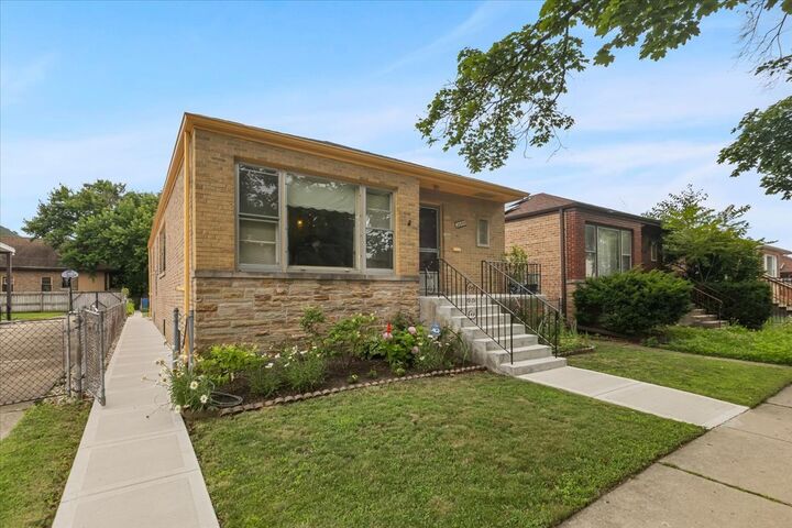Property Photo:  2643 W Pratt Avenue  IL 60645 