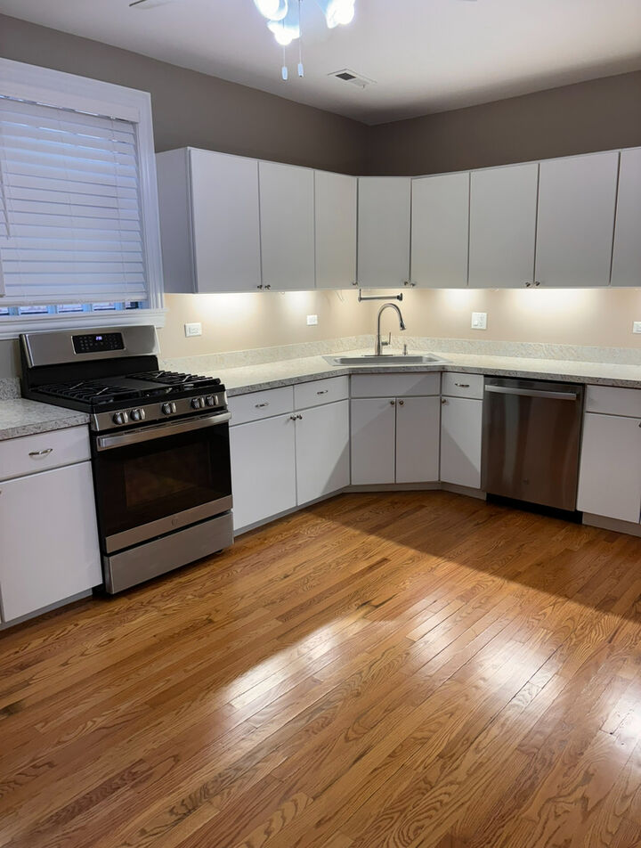 Property Photo: 4810 W Ainslie Street 1 IL 60630