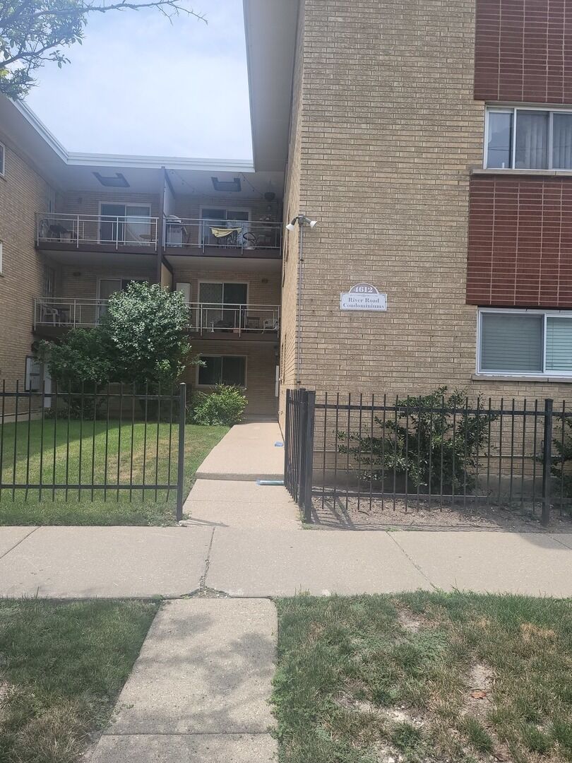 Property Photo: 4612 River Road 3-E IL 60176