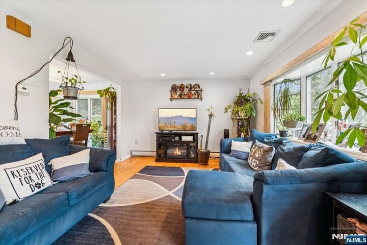 Property Photo:  