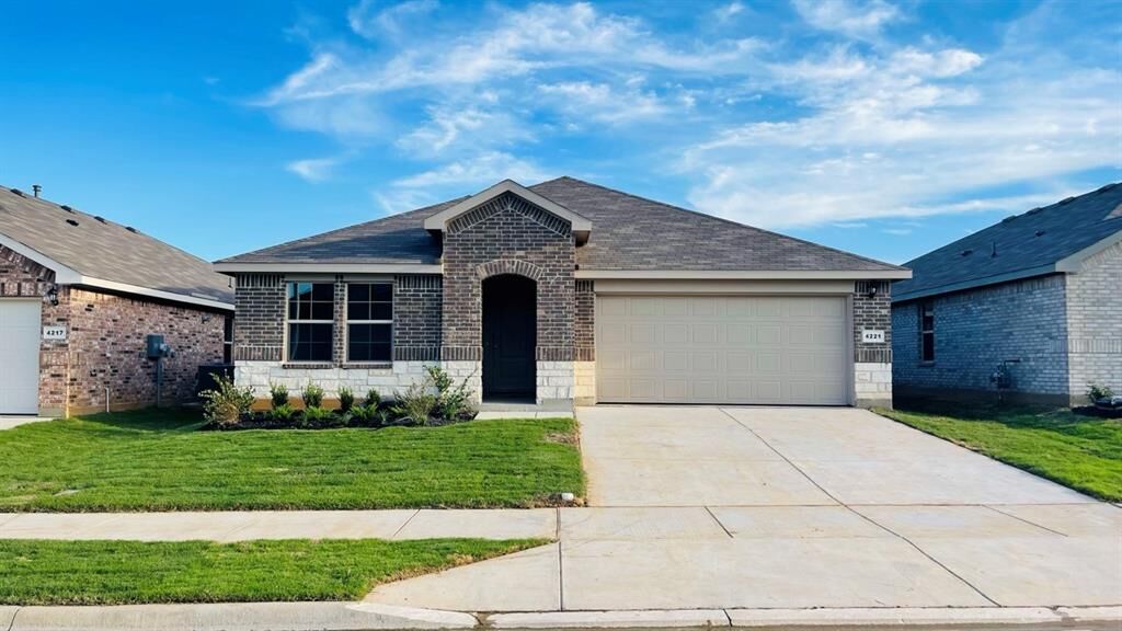 Property Photo: 4221 Subtle Creek Lane TX 76036
