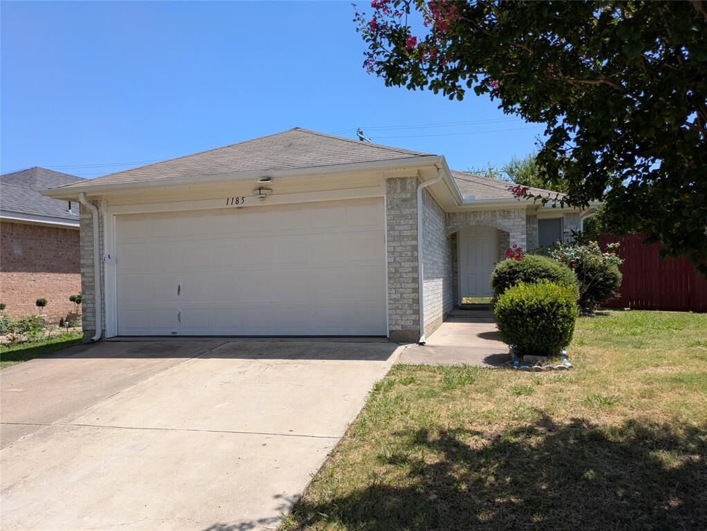 Property Photo: 1185 Meadow Park Lane TX 75052
