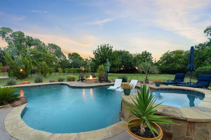 Property Photo:  401 Regency Court  TX 76210 
