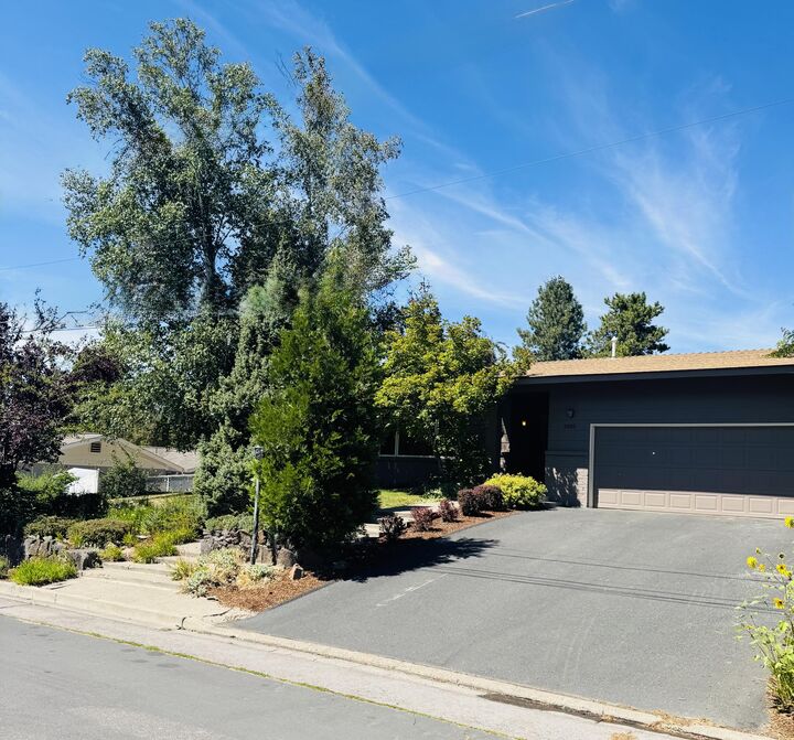 Property Photo: 1985 Benson Avenue OR 97601