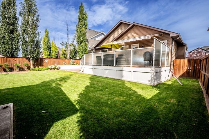 Property Photo: 625 Hampshire Way NE AB T1V 0B2