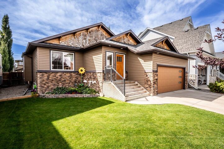 Property Photo:  625 Hampshire Way NE  AB T1V 0B2 